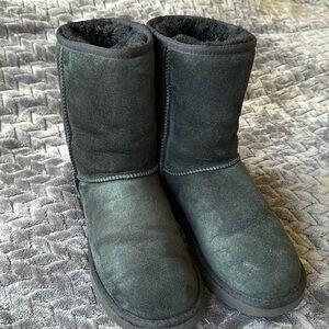 Ugg Classic Med/ Calf length   Womens 9  worn 4 times, like new.